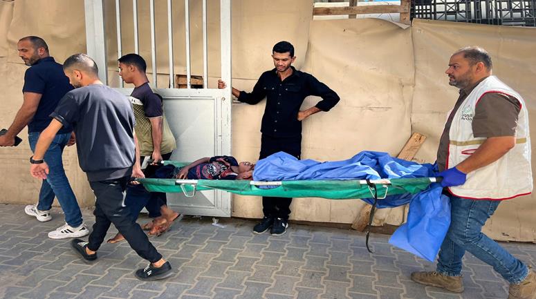 مواطنون ينقلون عددا من الشهداء والجرحى إلى مستشفى العودة الطبي جراء قصف الاحتلال الإسرائيلي تجمعا للمواطنين في مخيم النصيرات وسط قطاع غزة